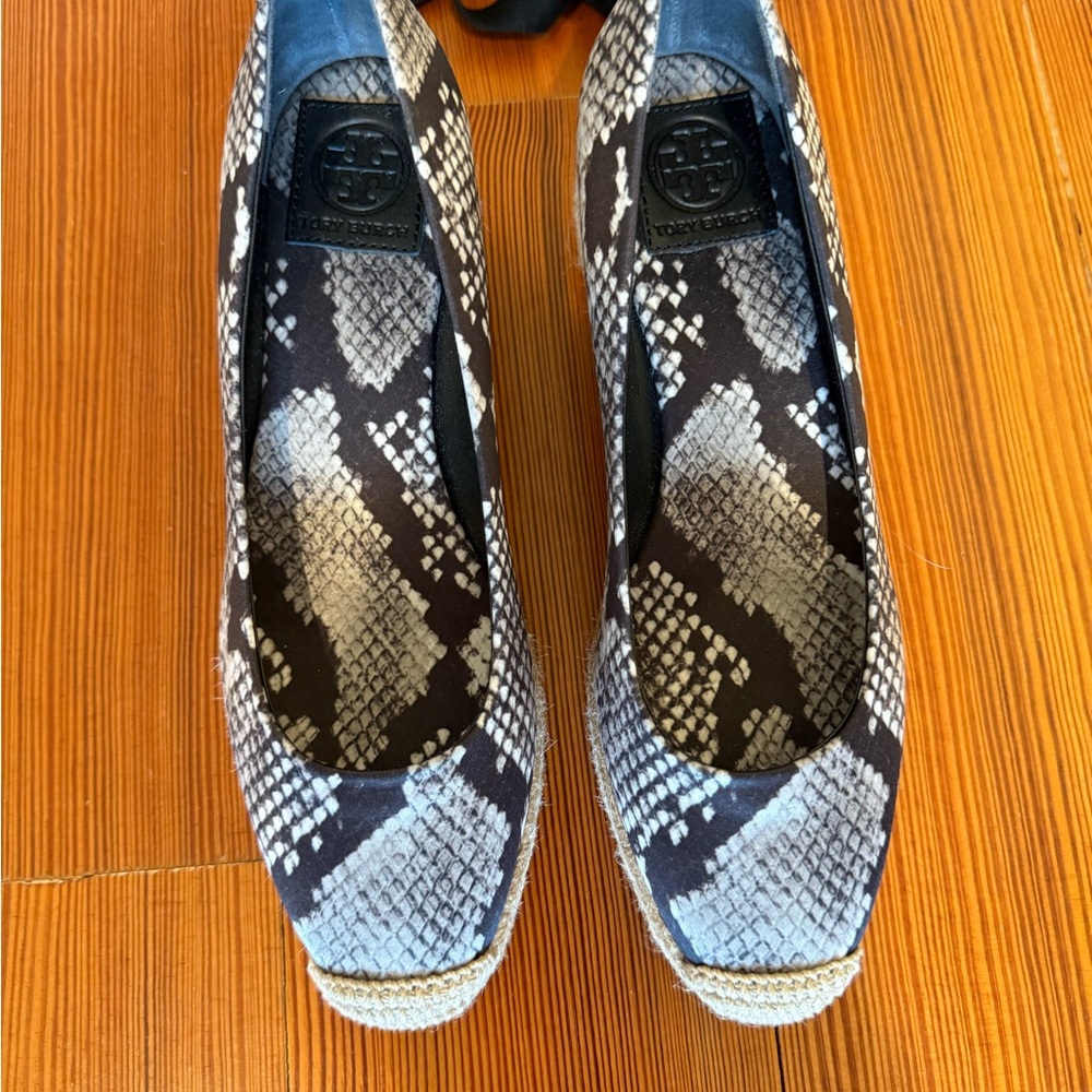 Tory Burch Black and Gray Snake Print Women's Shoes Worn Once!  Like NEW!